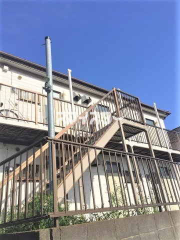横浜市保土ケ谷区峰岡町のアパートの建物外観