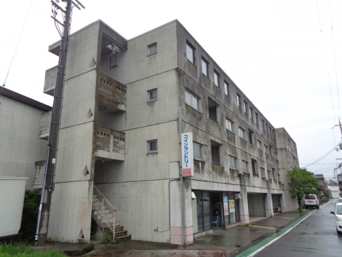 甲賀市水口町三本柳のマンションの建物外観