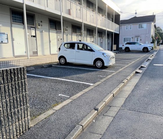 【レオパレスサンハイムの駐車場】