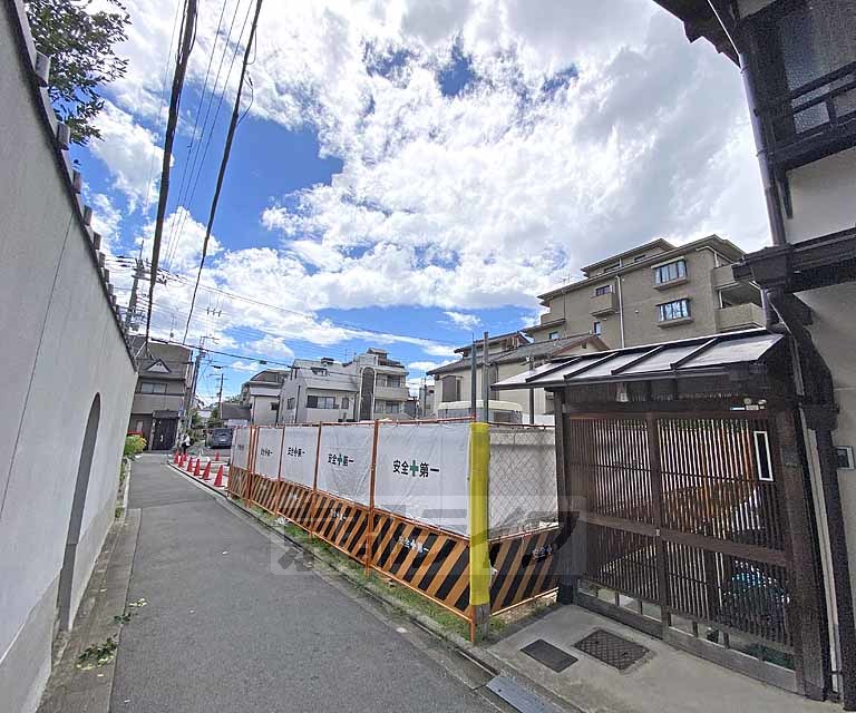 【京都市左京区岡崎西福ノ川町のマンションの建物外観】