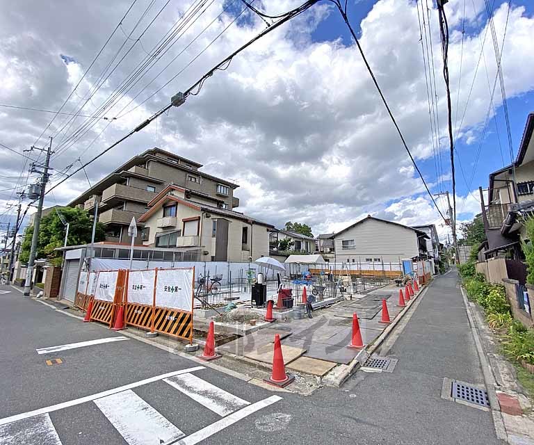 京都市左京区岡崎西福ノ川町のマンションの建物外観