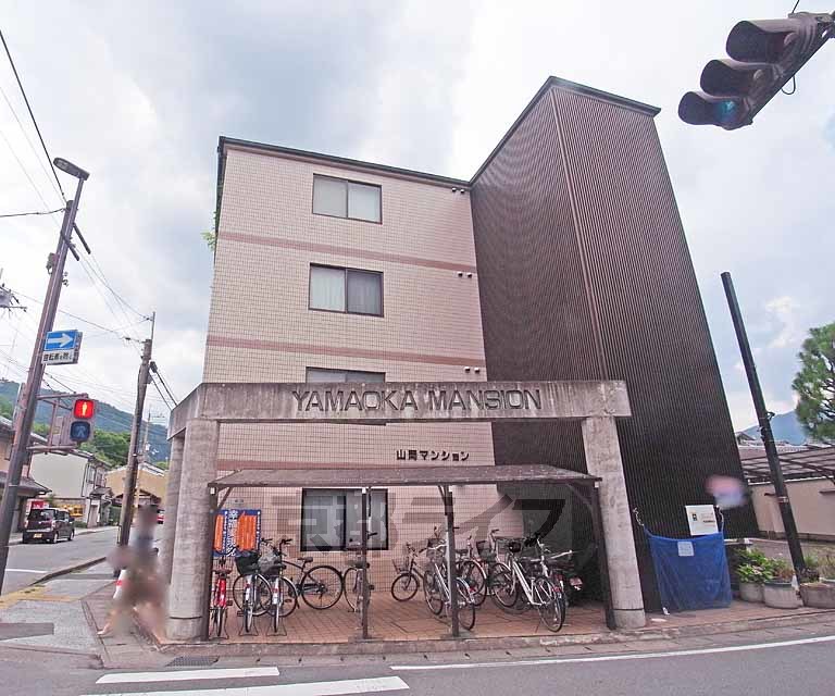 【京都市右京区嵯峨釈迦堂門前裏柳町のマンションのエントランス】