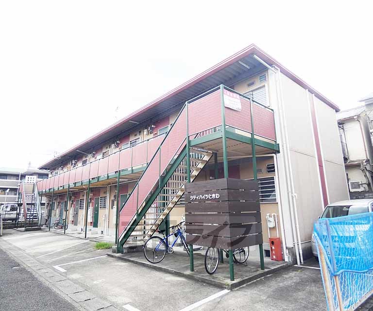 京都市右京区常盤柏ノ木町のアパートの建物外観