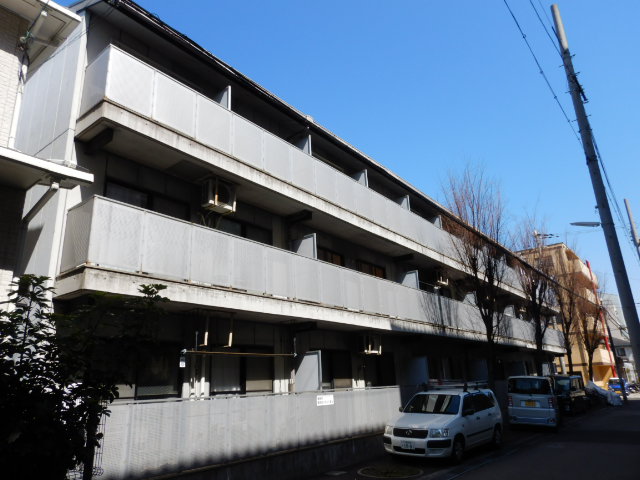 【神戸市東灘区魚崎南町のマンションのエントランス】