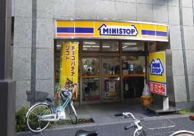 コンビニ　ミニストップ新宿左門町店（コンビニ）まで157m