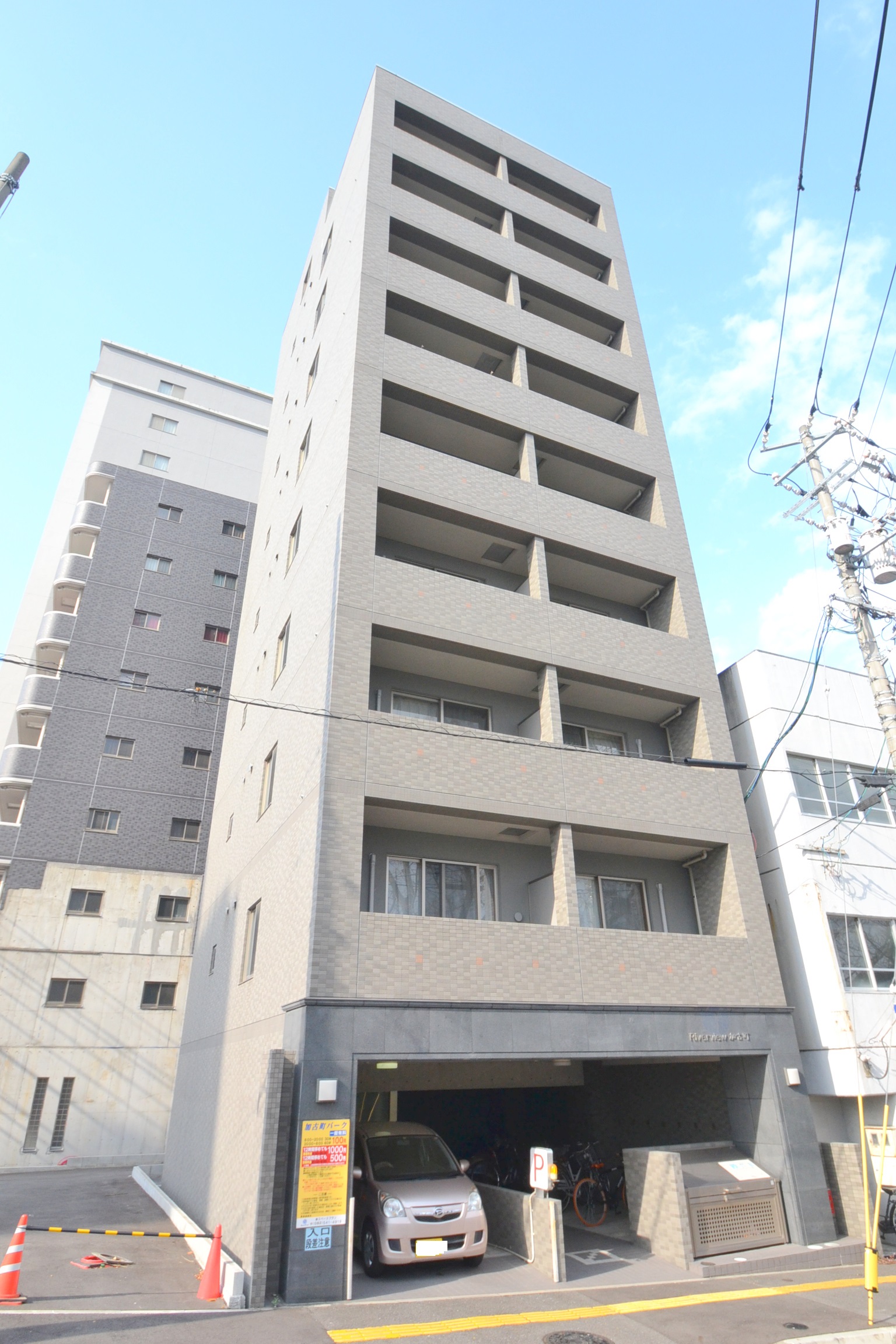 【広島市中区加古町のマンションの建物外観】