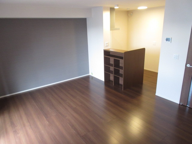 居室・リビング　エアコン付。インターネットが無料で使えます。