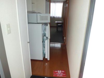 玄関　通路の奥が居室です。