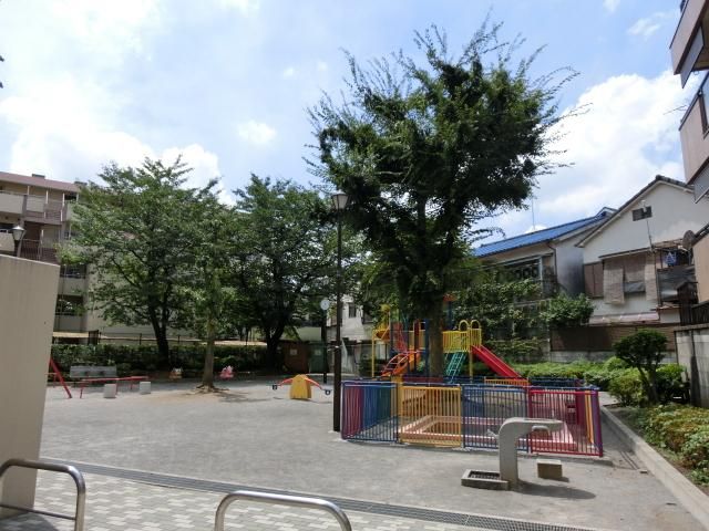 【荒川区荒川のマンションの公園】