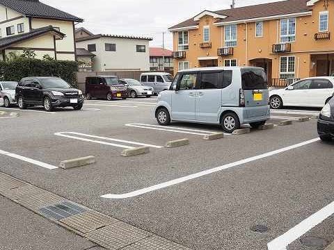 【サン　プロミネンス　Ａの駐車場】