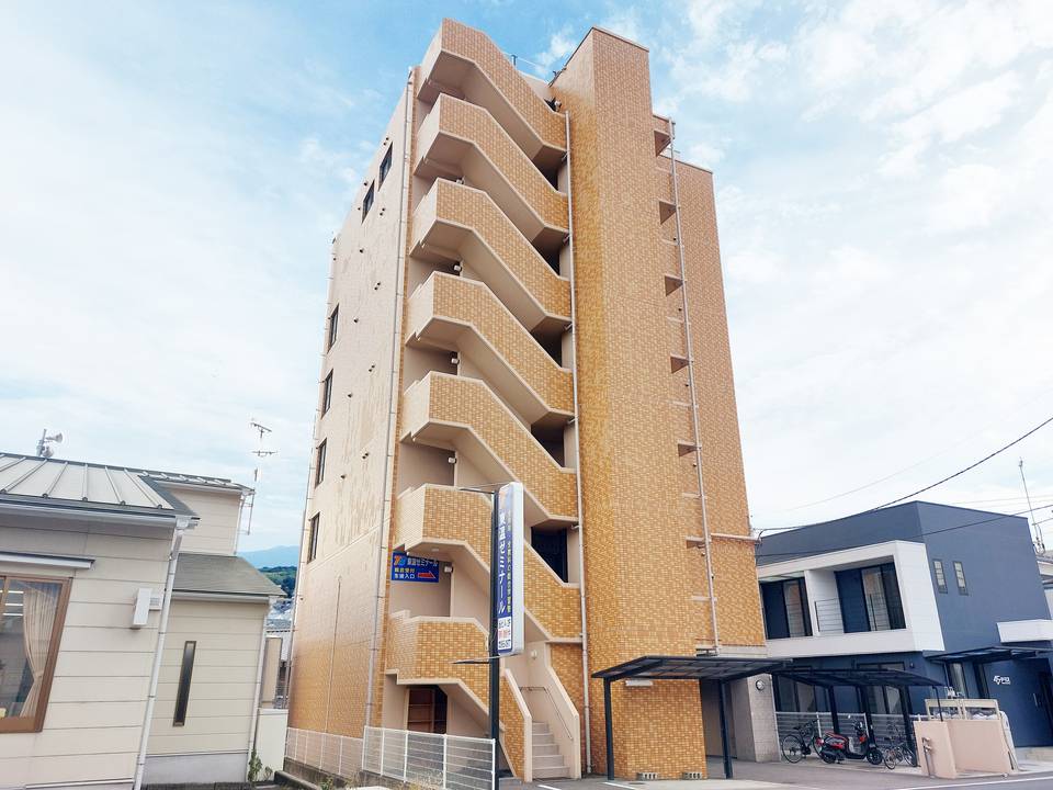 東温市横河原のマンションの建物外観