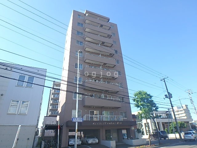 札幌市白石区菊水八条のマンションの建物外観