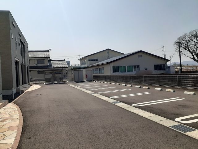 【越前市瓜生町のアパートの駐車場】