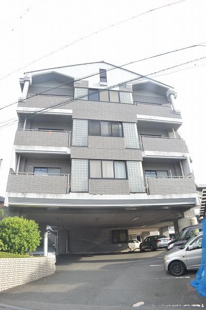 京都市右京区常盤山下町のマンションの建物外観