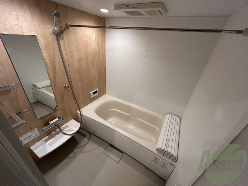 バス・シャワールーム　落ち着いたデザインの浴室。ゆったりできそうです。