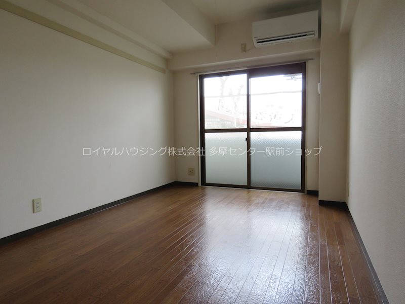 居室・リビング　北東向き4階角部屋の洋室6帖です。エアコン付きです♪