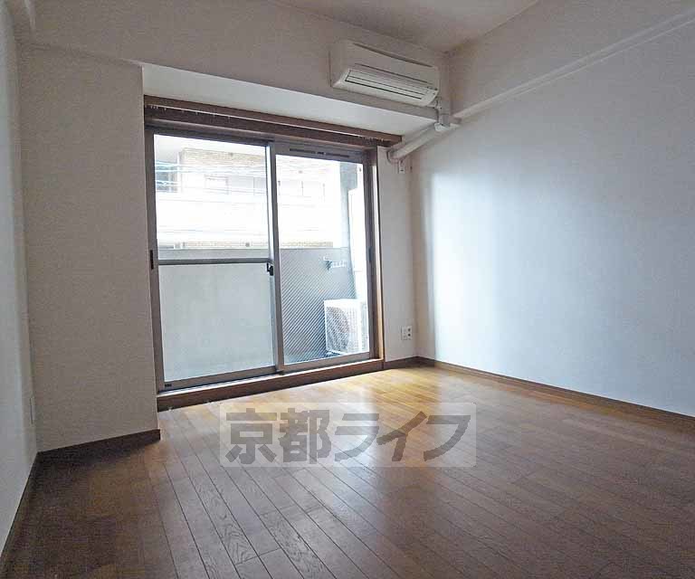 居室・リビング　綺麗に改装された室内です。