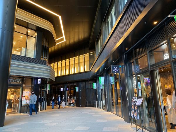 ショッピングセンター　コモレモール（ショッピングセンター）まで909m