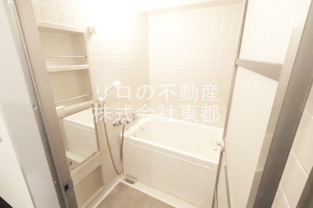 バス・シャワールーム　鏡がある追炊機能付のバスルームです☆