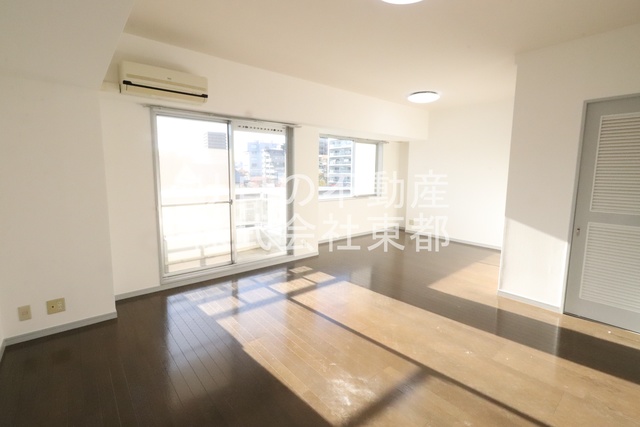 居室・リビング　照明とエアコン付きの１６．５帖のリビングです☆