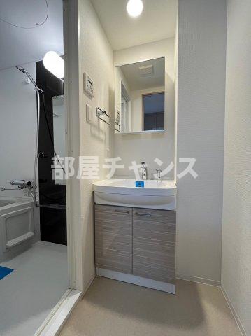 洗面設備　明るい洗面所です