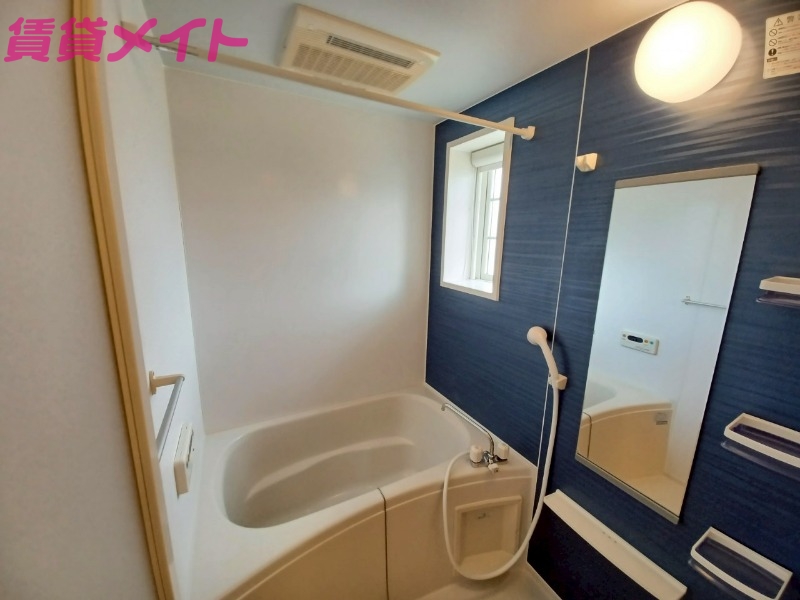 バス・シャワールーム　別部屋反転参考写真です。