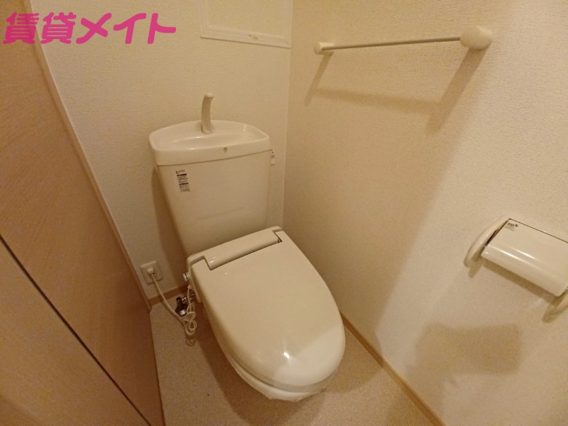 トイレ　別部屋反転参考写真です。