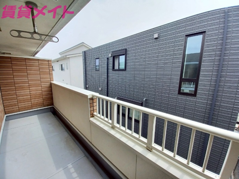 バルコニー　別部屋反転参考写真です。