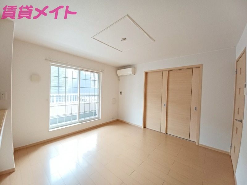 居室・リビング　別部屋反転参考写真です。