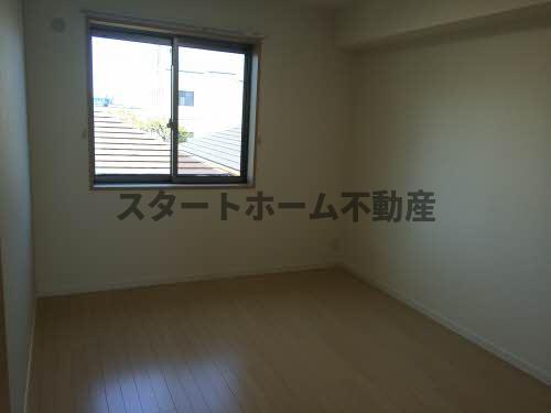 その他部屋・スペース　開放的な寝室です