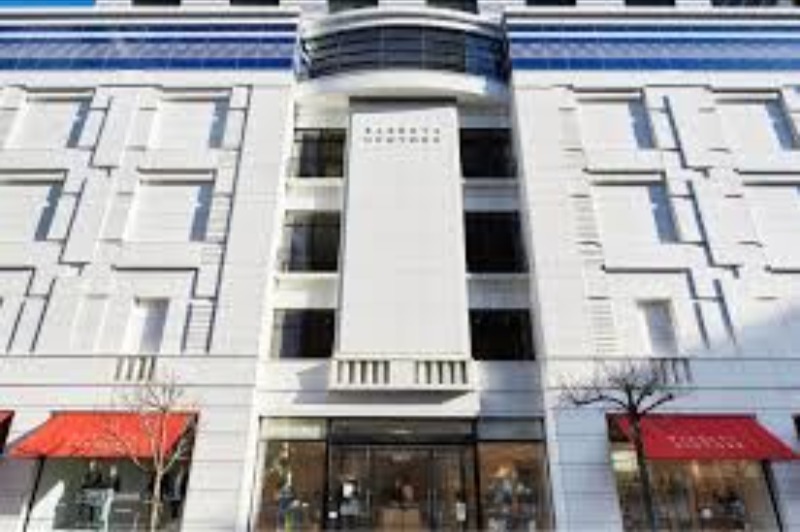 ショッピングセンター　バーニーズニューヨーク横浜店（ショッピングセンター）まで439m