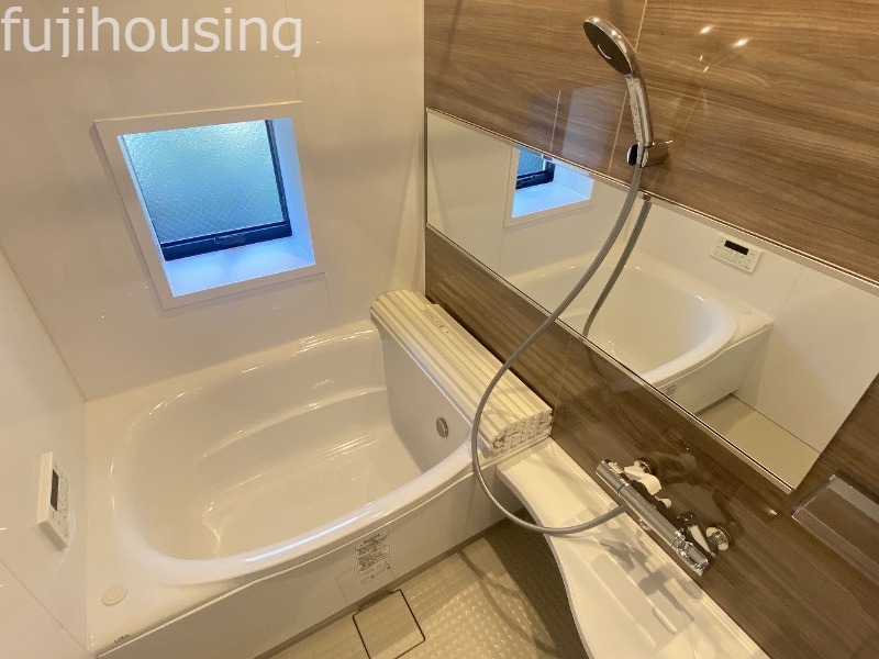 バス・シャワールーム　広々バスルーム