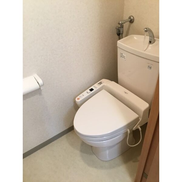 トイレ　落ち着いた色調のトイレです