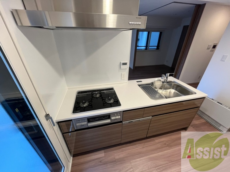 キッチン　キッチン周りは意外と物が多いので棚があるといいですね。