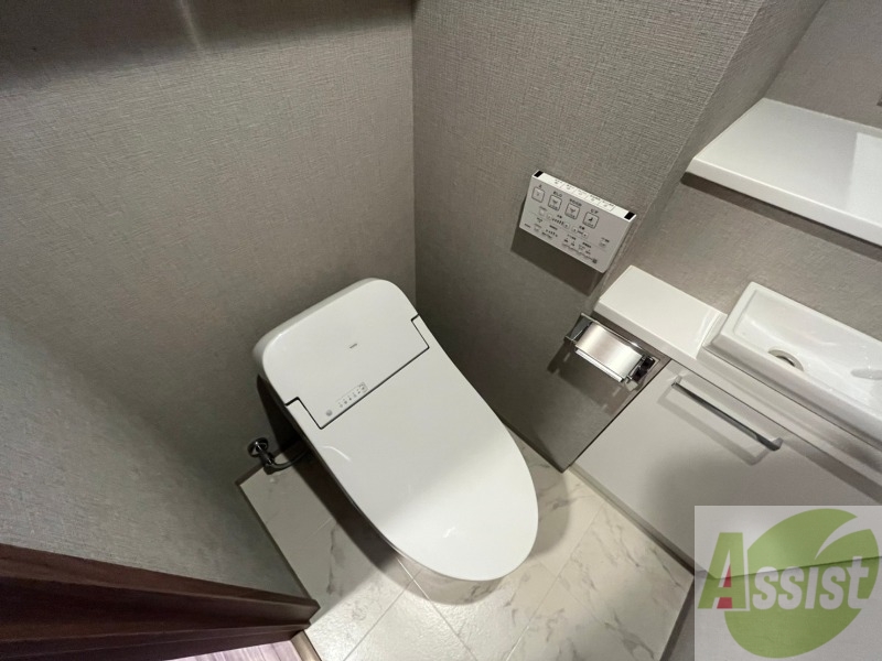 トイレ　トイレです。ユニットバスになってますのでコンパクト。