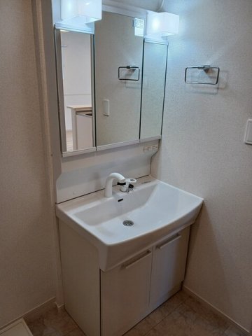 洗面設備　ゆったりとスペースのある洗面所