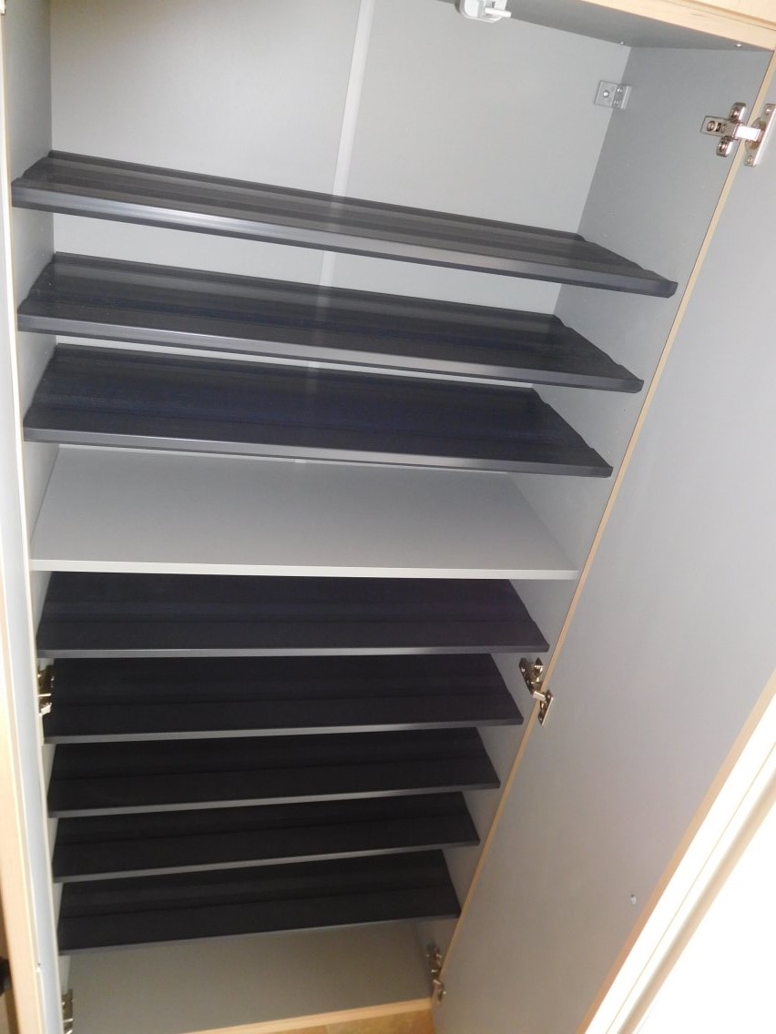 玄関　収納たっぷりの下駄箱付