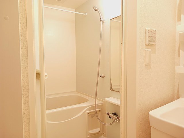 バス・シャワールーム　落ち着いた空間のお風呂です