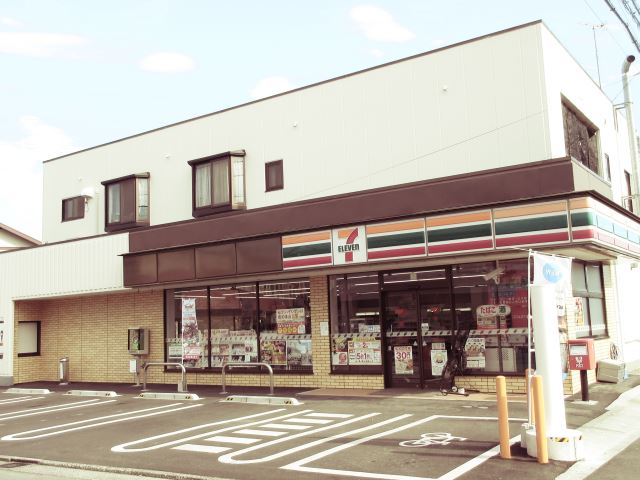 コンビニ　セブンイレブン（コンビニ）まで130m