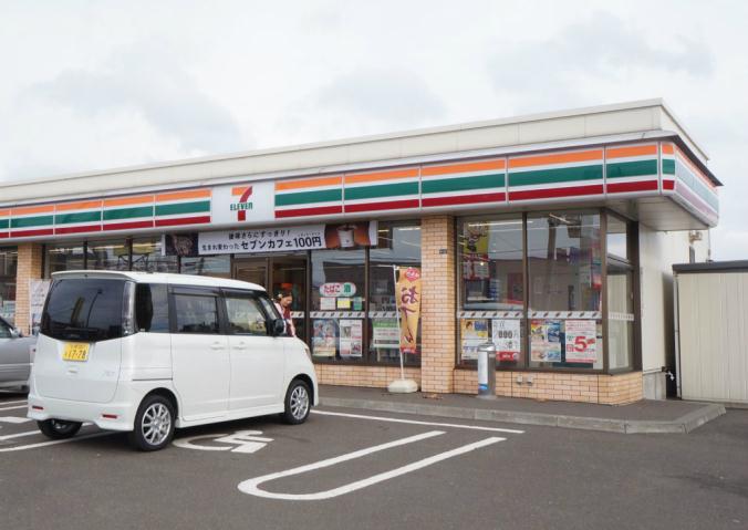 コンビニ　セブンイレブン（コンビニ）まで795m