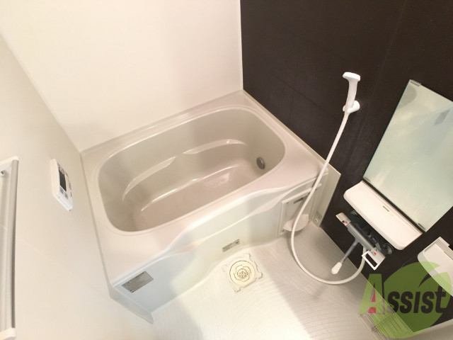 バス・シャワールーム　お風呂には追い焚き機能があります、ゆっくり浸かりたいですね