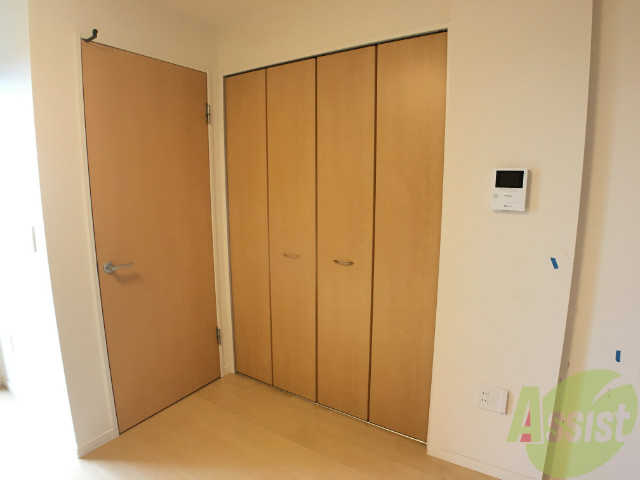 収納　リビングの入り口にはこちらのクローゼットがあります