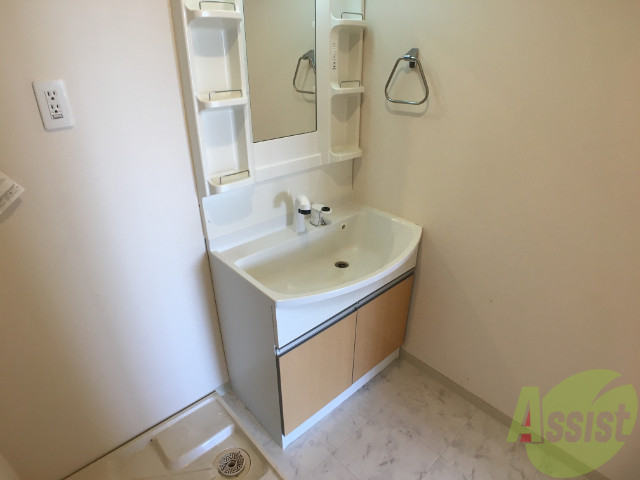 洗面設備　脱衣所内に洗面化粧台があります、身だしなみはこちらで