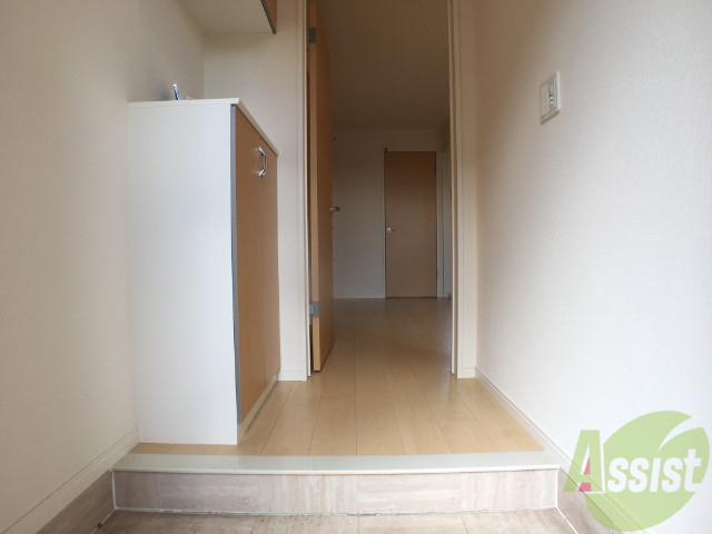 玄関　玄関を入るとはじめにリビング、奥が水回りです