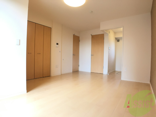 居室・リビング　リビングは８．７帖、ゆとりの一人暮らしができますね