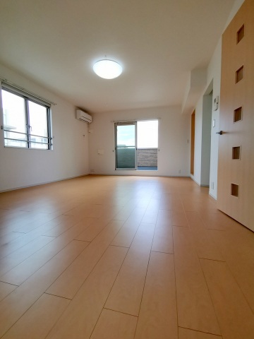 居室・リビング　南向きで明るいリビング14.7帖