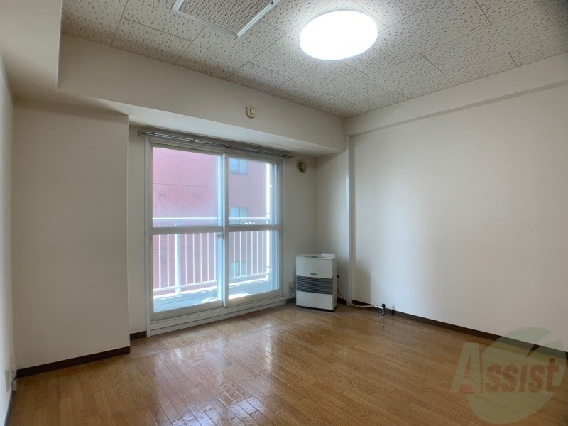 居室・リビング　洋室です。木目のフローリングが落ち着きますね。