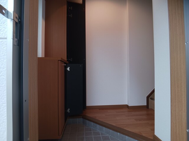 玄関　天井高シューズボックス・玄関フロアに換気採光窓あり