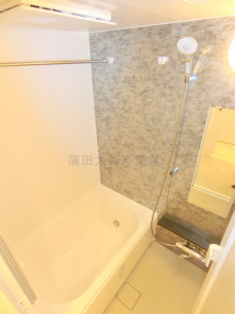 バス・シャワールーム　浴室乾燥機と追い焚き機能付きバスルーム　お風呂