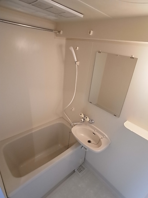 バス・シャワールーム　お風呂・トイレ別のセパレートです。